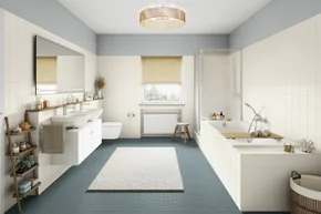 Helles Badezimmer mit Badewanne und Dusche